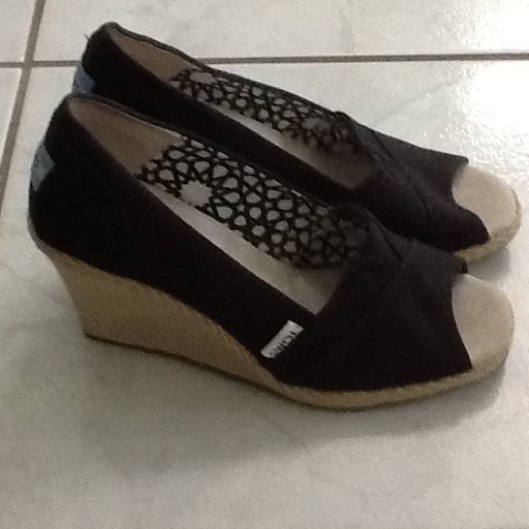 Black wedge shoes