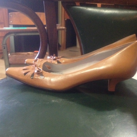 SOLD!!!!!RESERVED!!!' Tan Naturalizer small heel
