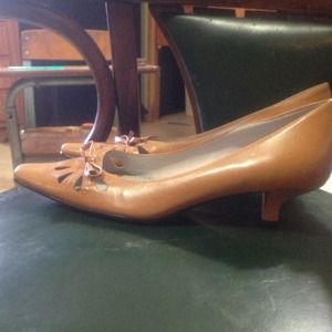 SOLD!!!!!RESERVED!!!' Tan Naturalizer small heel