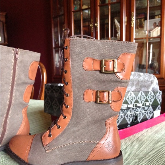 New in box! Combat boots size 8 cognac and canvas