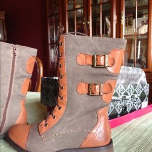 New in box! Combat boots size 8 cognac and canvas