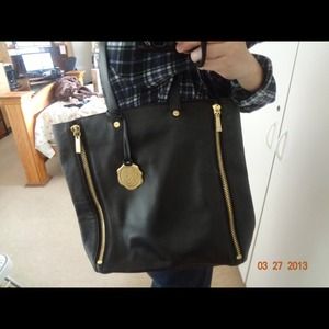 RESERVE for sd4bebes619 Vince Camuto purse.