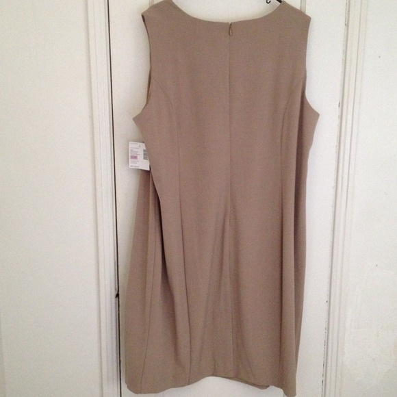 Sleeveless dress - Picture 2 of 3