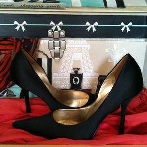 Sexy black satin guess heels;)