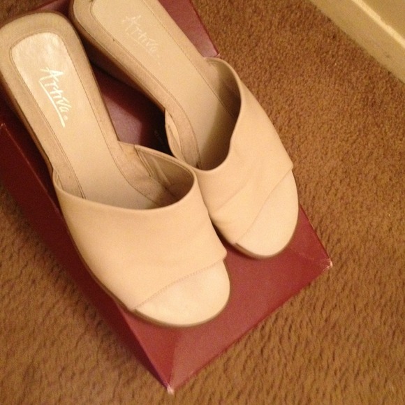 Beige casual clog with toe out