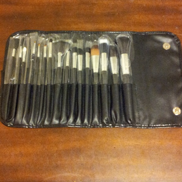 Accessories - 16 Piece Makeup Brush Set W/ Pleather Pouch