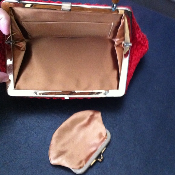 Vintage Red Woven Straw Purse w/silk lining - Picture 2 of 4