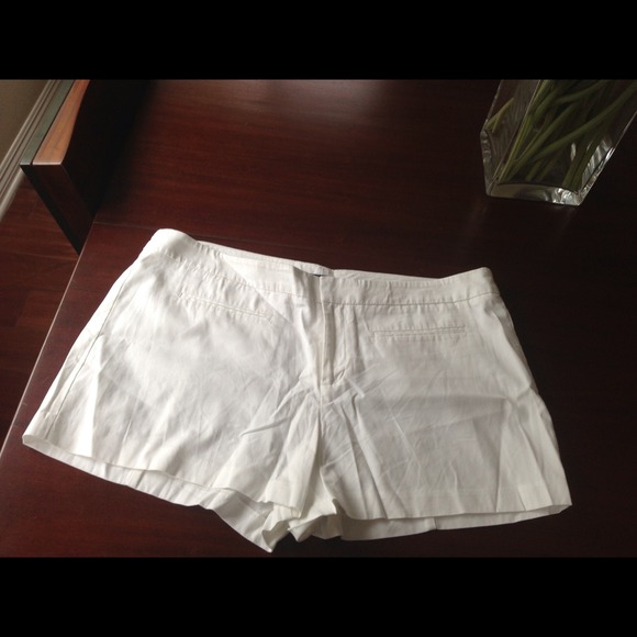 🔴SOLD🔴  White Gap Khaki Shorts - Size 16