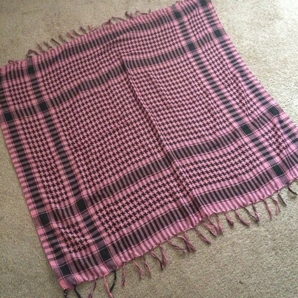❌Sold❌(Keffiyeh) Middle eastern style scarf/shawl. - Picture 2 of 4