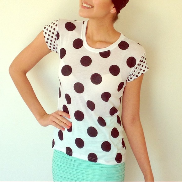 SOLDinBUNDLEWhite and Black Polka Dotted Top Small