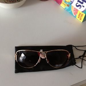 Jessica Simpson sun glasses