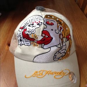Original Ed hardy cap in brown.
