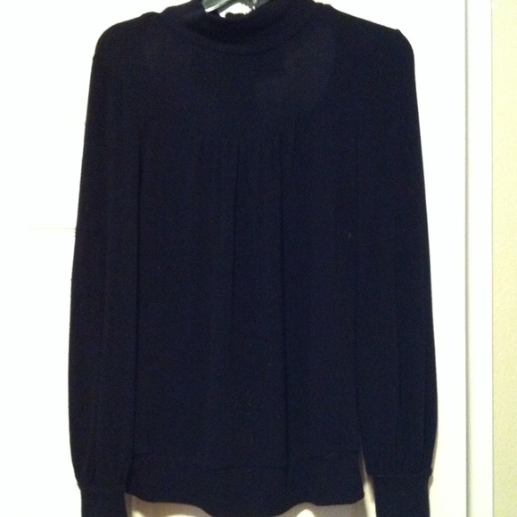 Lightweight sweater with unique back