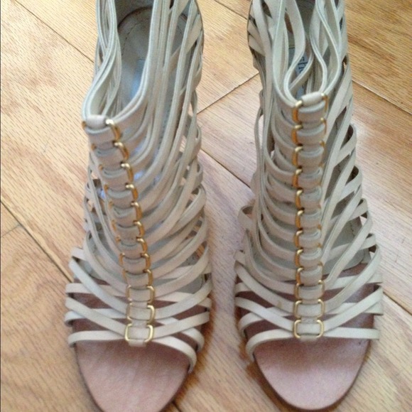 !Beige leather sandals with gold lining