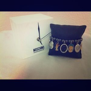 MOSCHINO TIME 4 HOLY QUEEN LONDON PEARL BRACELET