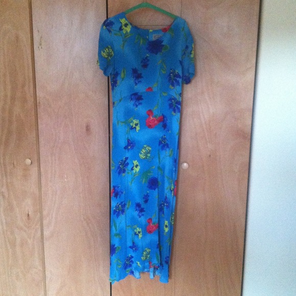 Long flowing summer dress w back ribbon tie