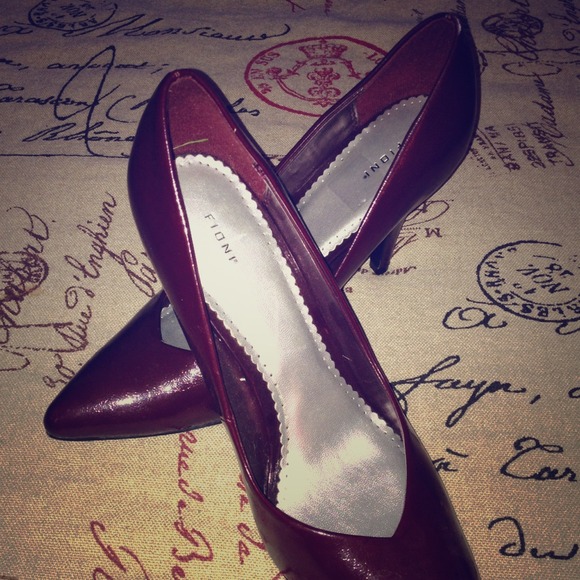 Fioni Burgundy Heels