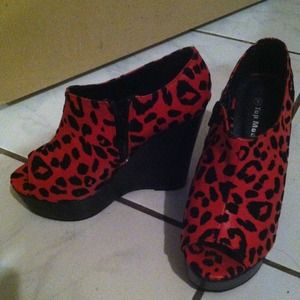 Peep toe wedge heals