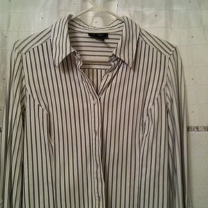 CHECK OUT THE BACK❤️ super cute top