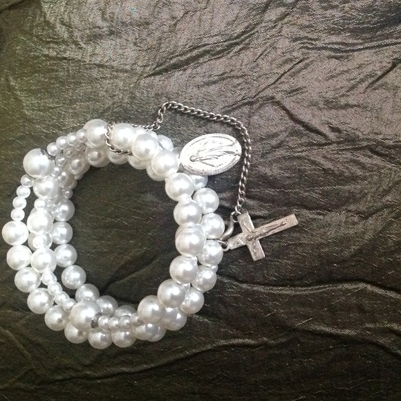 💥 SOLD 💥Pearl like bracelet w/cross & Saint🎀