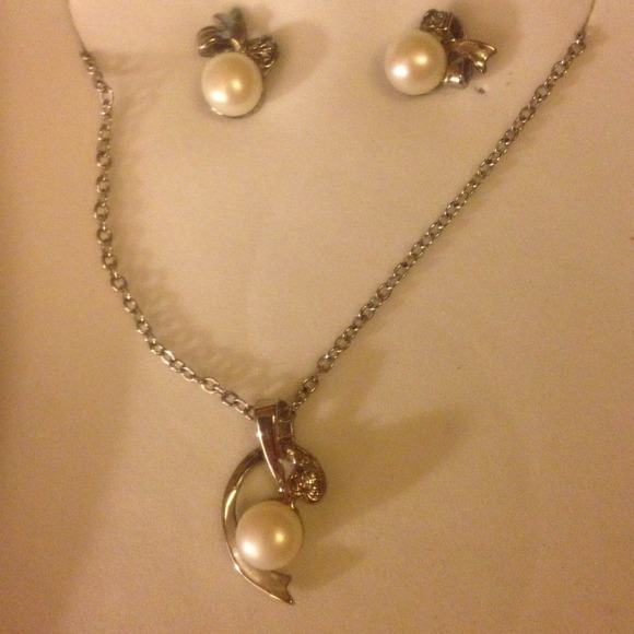 Pearl necklace & earrings set