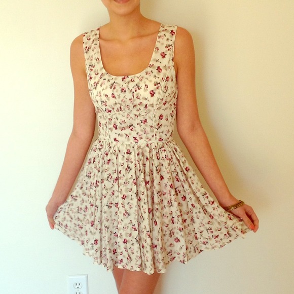 SOLDinBUNDLE Flowy Floral Dress Small