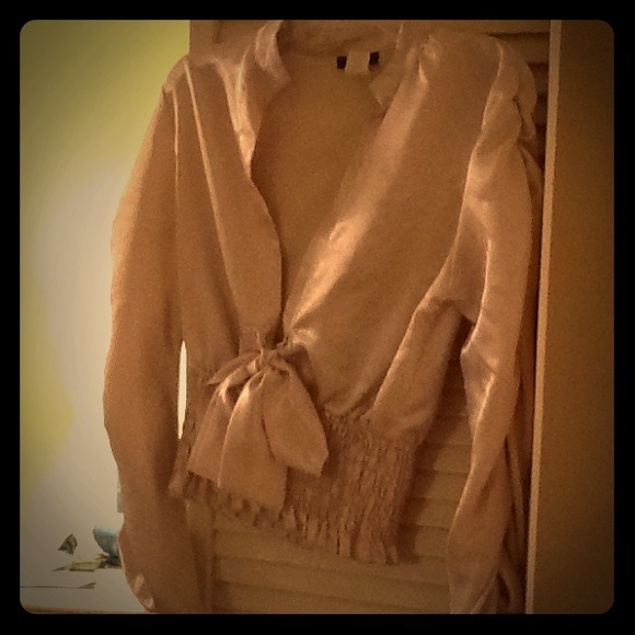 A deep v and a sinched waist line - Picture 1 of 3