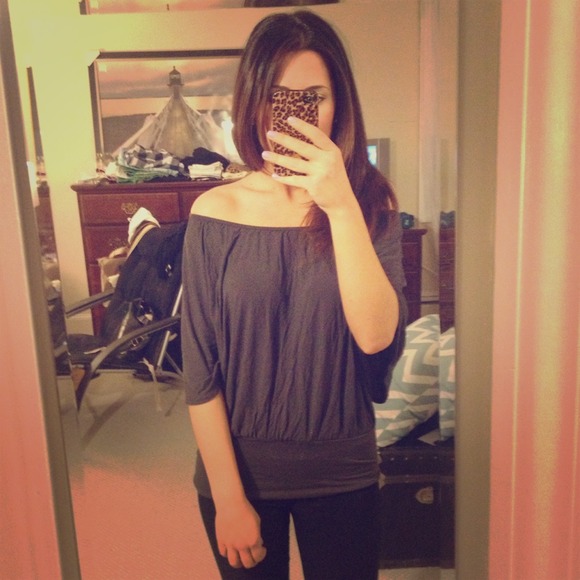 ❌SOLD❌"Cold- shoulder" top