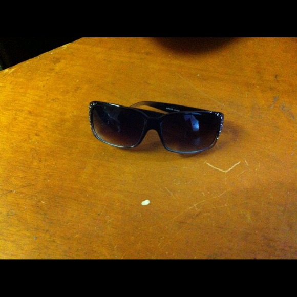 😎SOLD IN BUNDLE Cute Black Studded Sunnies😎