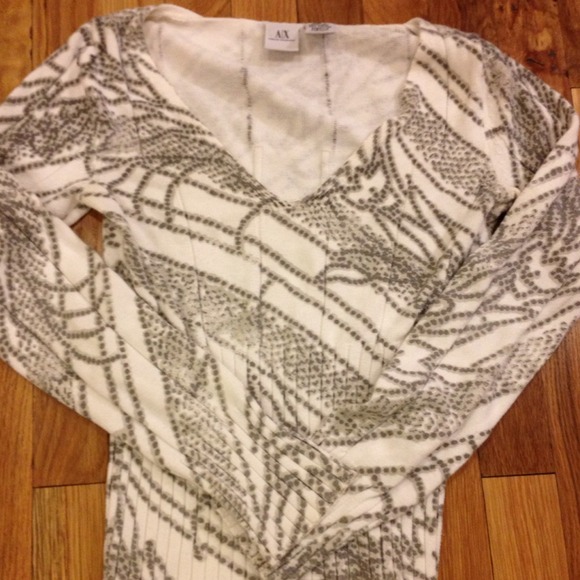 A/X light weight long sleeve printed knit v neck