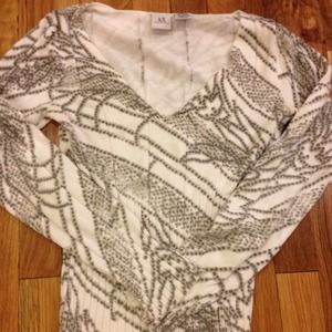 A/X light weight long sleeve printed knit v neck