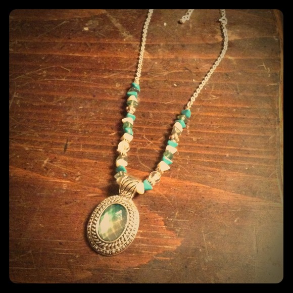 Great western style necklace with stone accents