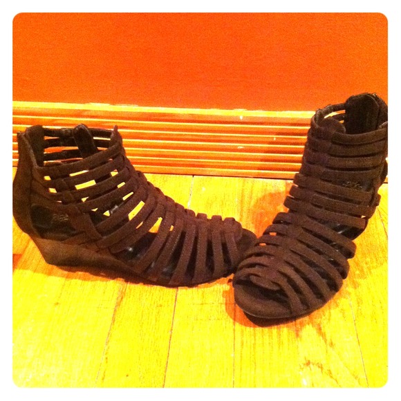 BROWN SUEDE GLADIATOR WEDGES