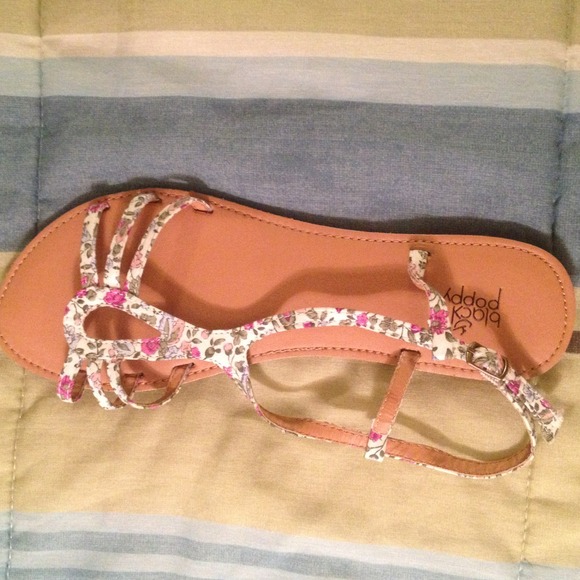 Adorable floral sandals - Picture 2 of 3