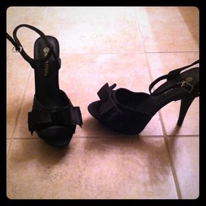 Black heels with bow