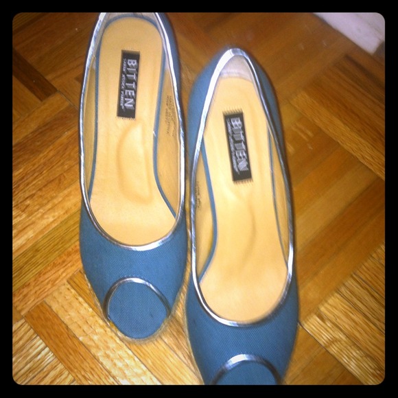 Pretty turquoise wedges!