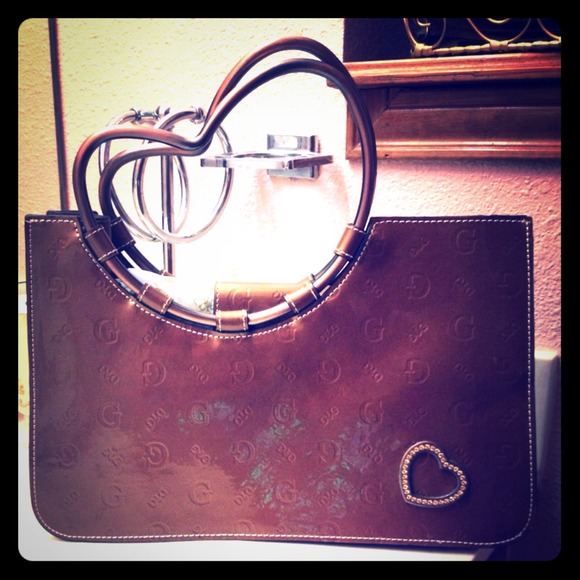 🎉HOST PICK🎉Guess heart shaped handled clutch