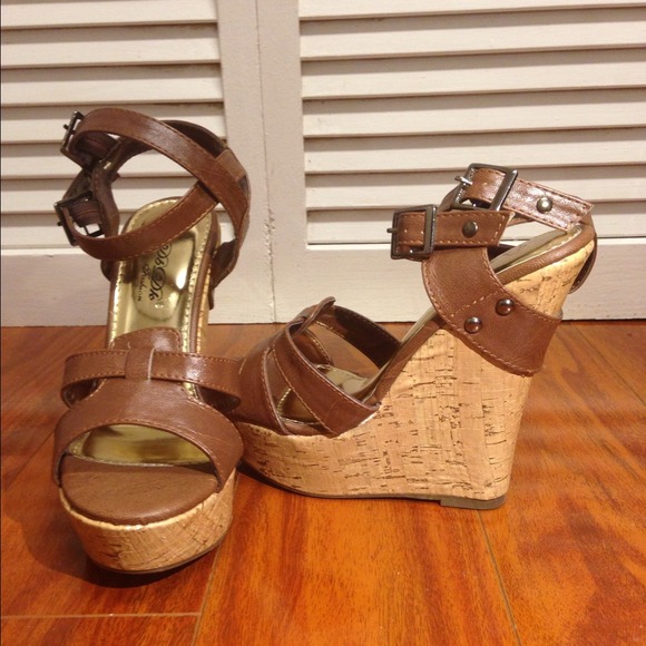 🚫SOLD🚫brown wedges