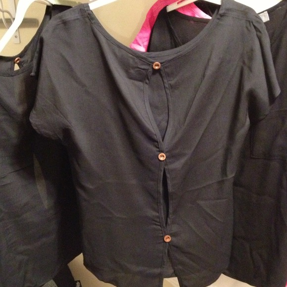 💥NEW💥Black top, w/ wooden buttons on OPEN back - Picture 3 of 4