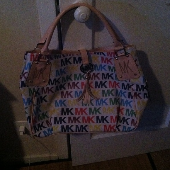 Authentic micheal kors purse like new.
