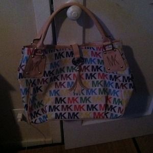 Authentic micheal kors purse like new.