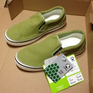 New crocs man size 9 women size 11