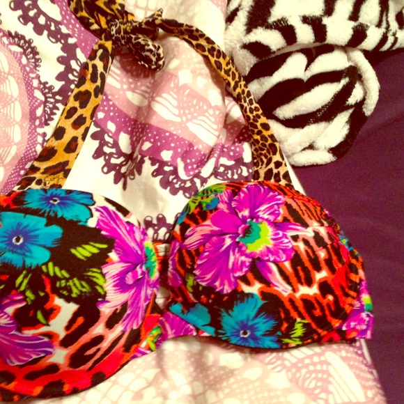 34c bombshell bathing suit topVictoria's Secret