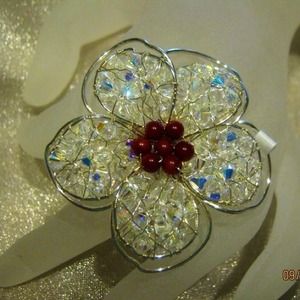 Anillo en Swarovki y coral...