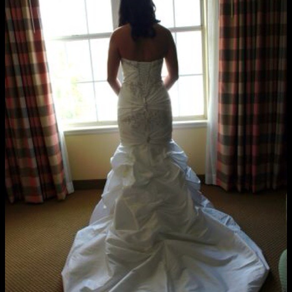 Wedding dress - Picture 2 of 4