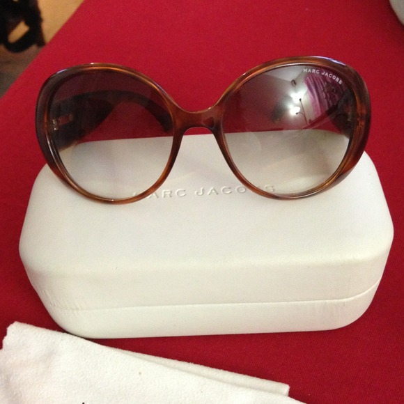 Authentic Marc Jacobs sun glasses - Picture 3 of 4