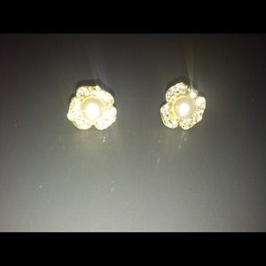 Gold earring with pearl