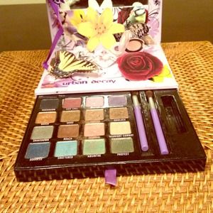 Urban decay eyeshadow palette 💥FOR VAMPIREHUNEE💥