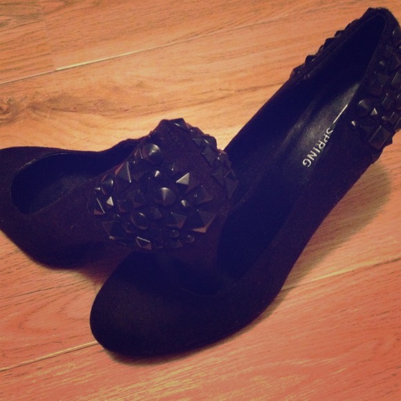 Black pumps