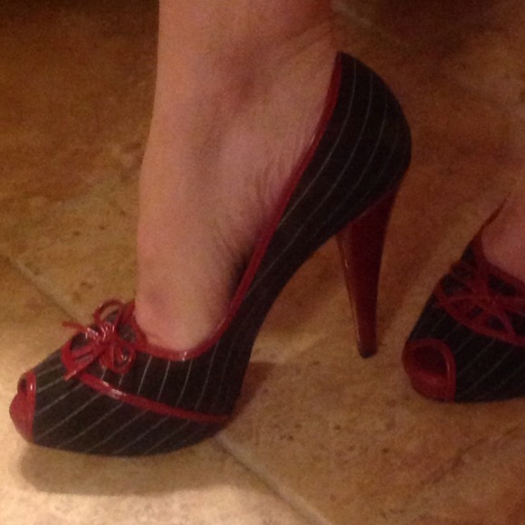 💜💜SOLD IN BUNDLE PINSTRIPED STEVE MADDEN PEEPS - Picture 3 of 3